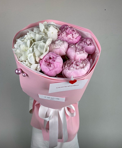 Пионы с гортензией