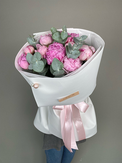 Розовые пионы 9 шт. с эвкалиптом