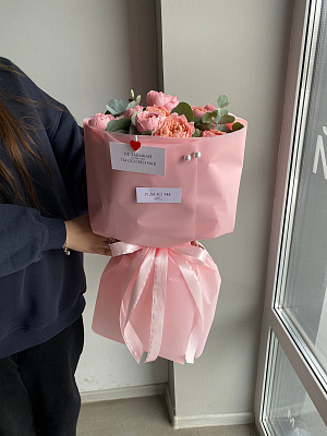 Персиковые оттенки: букет из кустовых пионовидных роз