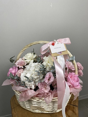 Авторская корзина в бело-розовой гамме