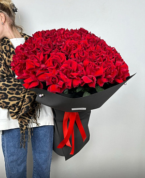 Огромный букет вывернутых роз