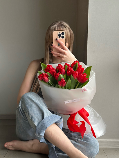 Красные тюльпаны в матовой плёнке 15 шт.