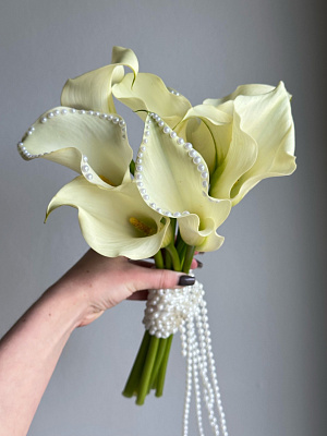 Каллы с жемчугом