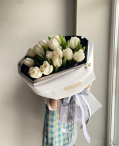 Белые тюльпаны в черно-белом оформлении 15 шт.