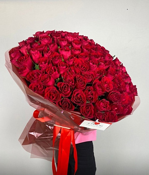 Кенийские розы 101 шт. в бордо оформлении