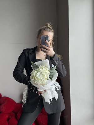 Букет-комплимент с белой гортензией и эвкалиптом