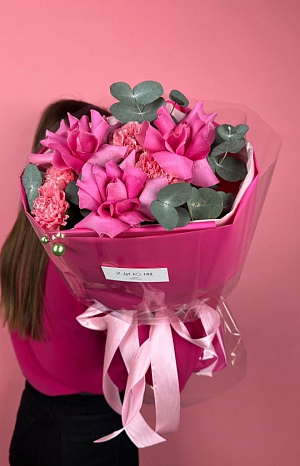 Яркие розы с диантусами