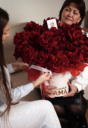 Коробка "Любимая мама" с красными эквадорскими розами