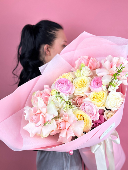 Весенний букет с ранункулюсами и цветущими ветками