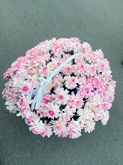 Роскошная корзина нежно-розовых эквадорских роз