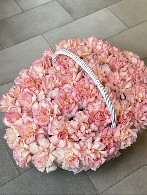 Корзина из нежной эквадорской розы