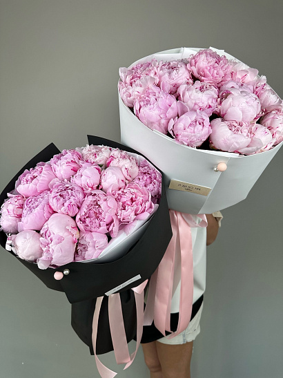 Пионы в чёрном оформлении 15 шт.