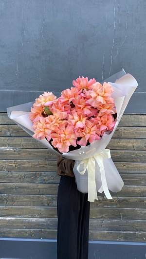 Большой букет эквадорских роз персикового оттенка