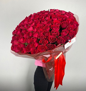 Кенийские розы 101 шт. в бордо оформлении