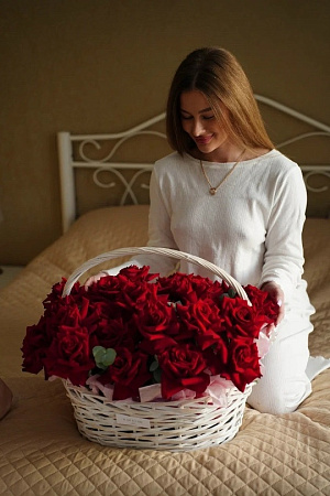 Корзина эквадорских роз с эвкалиптом