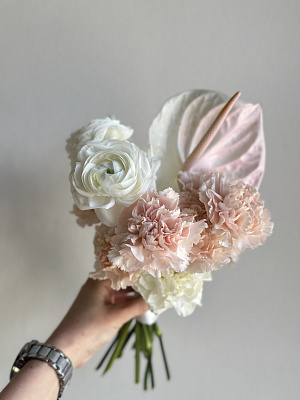 Антуриум с ранункулюсами в бело-розовой гамме