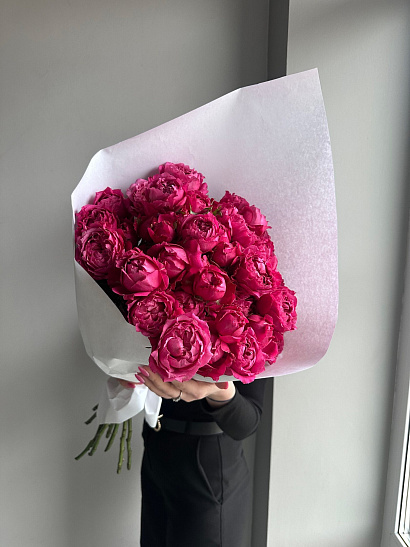 Охапка кустовой пионовидной розы Julieta Cerise 50 см