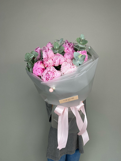 Розовые пионы 11 шт. с эвкалиптом