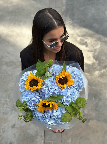 Голубые гортензии с подсолнухами