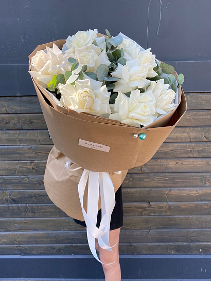 Вывернутые белые розы с эвкалиптом в крафте