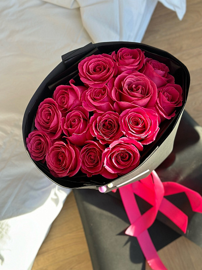 Малиновые розы в чёрном оформлении