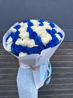 Большой букет из синих и белых эквадорских роз в белом оформлении с доставкой