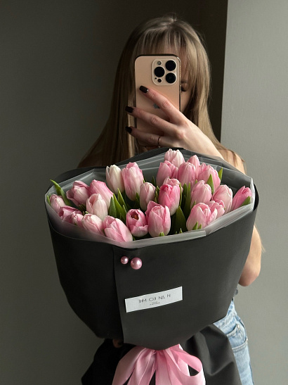 Нежно-розовые тюльпаны в черном оформлении 25 шт.