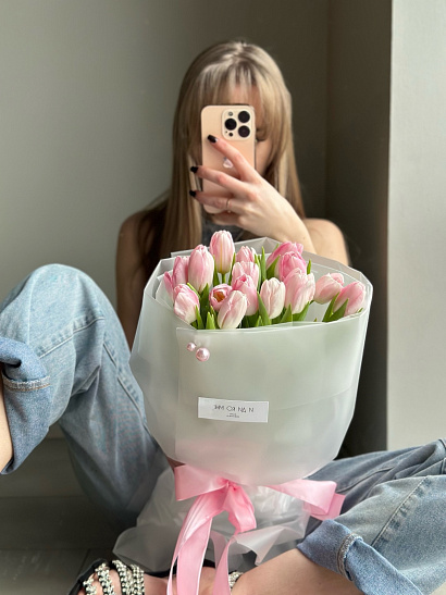 Нежно розовые тюльпаны в матовом оформлении 15 шт.