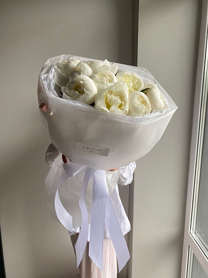 Белые пионы в матовой плёнке
