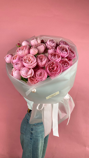 Кустовые розовые пионовидные розы в матовой плёнке