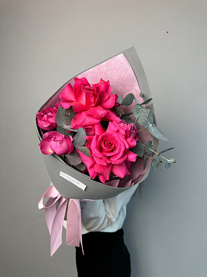Яркий букет-комплимент с розами