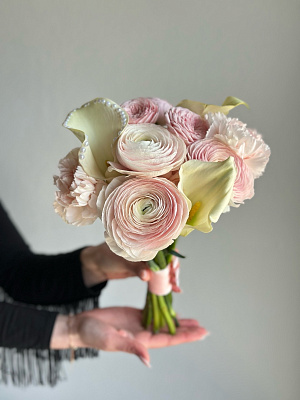 Каллы и ранункулюсы